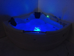 WANNA Z HYDROMASAŻEM NAROŻNA JACUZZI AQUAPEUTIC AQ-311, 2-osobowa 150x150x75 cm