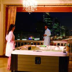 WANNA ZEWNĘTRZNA Z HYDROMASAŻEM AQUAPEUTIC 1662, 4-osobowa 200x200x80 cm, z obudową