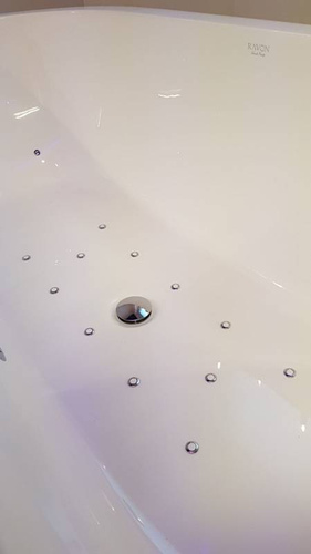 Wanna przyścienna Ravon Sensual Wall, bez otworów na armaturę, z masażem i chromoterapią, biały połysk