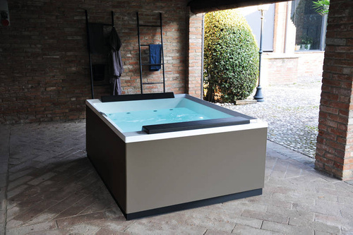 Wanna z hydromasażem Divina M Outdoor SPA Plus Novellini, 190x140x75 cm