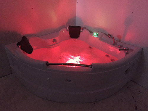 WANNA Z HYDROMASAŻEM NAROŻNA JACUZZI AQUAPEUTIC AQ-311, 2-osobowa 150x150x75 cm