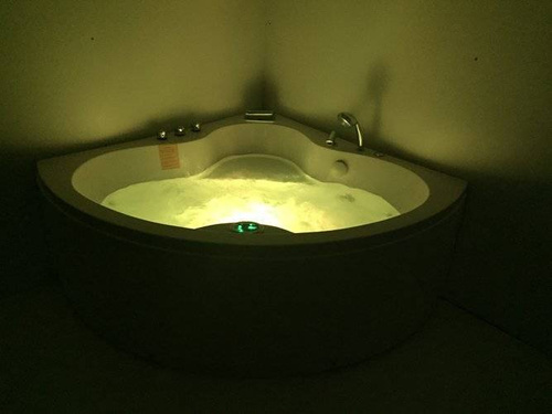 WANNA Z HYDROMASAŻEM NAROŻNA JACUZZI AQUAPEUTIC AQ-636 TOP, 2-osobowa 135x135x60 cm