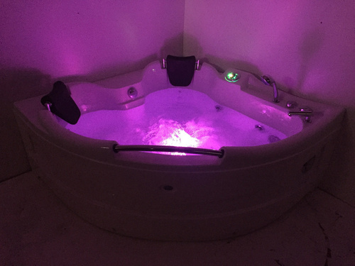 WANNA Z HYDROMASAŻEM NAROŻNA JACUZZI AQUAPEUTIC AQ-311, 2-osobowa 150x150x75 cm