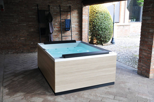 Wanna z hydromasażem Divina M Outdoor SPA Plus Novellini, 190x140x75 cm