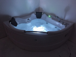 WANNA Z HYDROMASAŻEM NAROŻNA JACUZZI AQUAPEUTIC AQ-311, 2-osobowa 150x150x75 cm