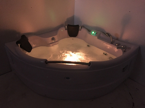 WANNA Z HYDROMASAŻEM NAROŻNA JACUZZI AQUAPEUTIC AQ-311, 2-osobowa 150x150x75 cm