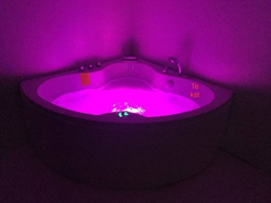 WANNA Z HYDROMASAŻEM NAROŻNA JACUZZI AQUAPEUTIC AQ-636 TOP, 2-osobowa 135x135x60 cm